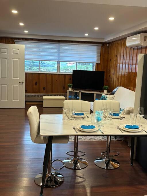 Cozy Spacious Work Friendly Lotus With Garden View High Speed Free Wi Fi And Parking Adjacent To Downtown Монреал Екстериор снимка